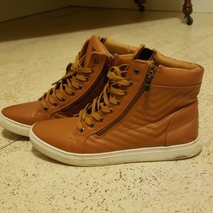 Men's size 9 skate shoes.